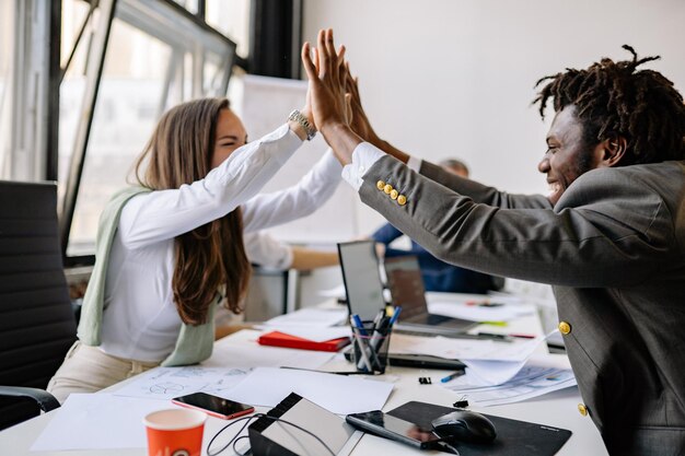 Foto fotografia gratuita de pessoas de negócios reunidas no escritório a trabalhar