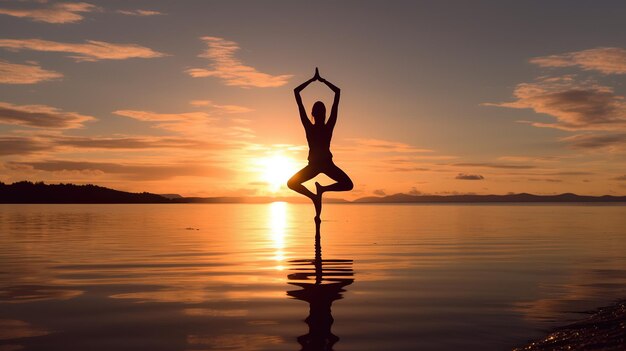 Fotografia gratuita de pose de árvore de ioga na praia com o pôr do sol