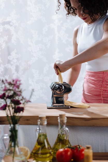 Fotografia gratuita de um chef segurando massa crua