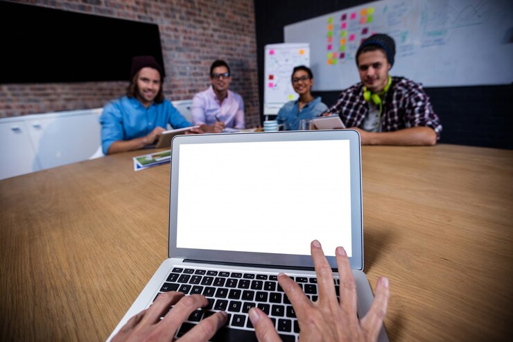 Foto fotografía de un grupo de compañeros de trabajo con laptop