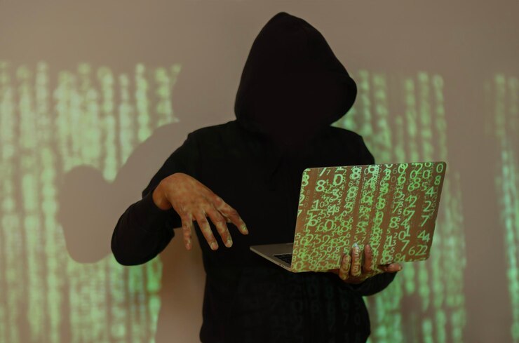 Foto fotografía de un hacker usando una computadora portátil muchos dígitos en la pantalla de la computadora