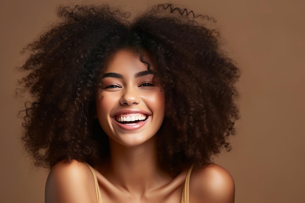 fotografía de una hermosa chica afroamericana con un peinado afro sonriendo