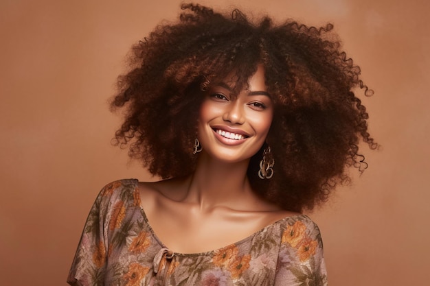fotografía de una hermosa chica afroamericana con un peinado afro sonriendo