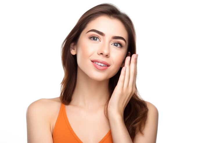Fotografía de una hermosa mujer joven haciendo gestos faciales y posando contra un fondo blanco