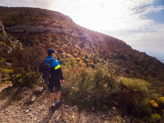 Fotografía de un hombre haciendo deporte en un día de trekking por las montañas de la Sierra de Guara.