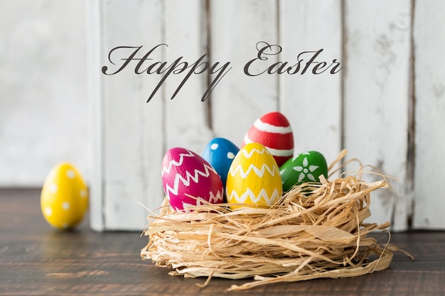 Fotografía de huevos de Pascua en un pequeño nido