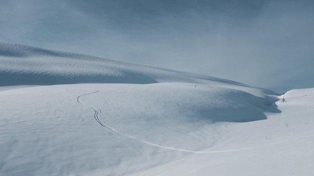 Fotografia idílica de uma paisagem de neve contra o céu