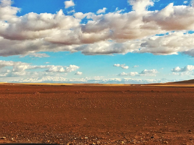 Fotografia idílica de uma paisagem desértica contra o céu