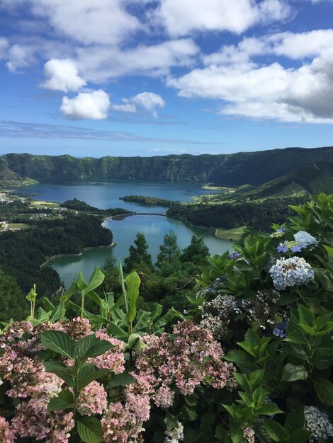 Fotografía idílica de un lago y montañas contra el cielo