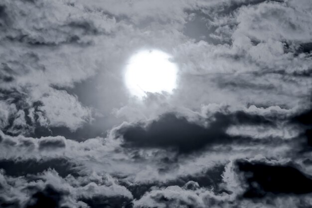 Fotografía idílica del sol en medio de las nubes contra el cielo