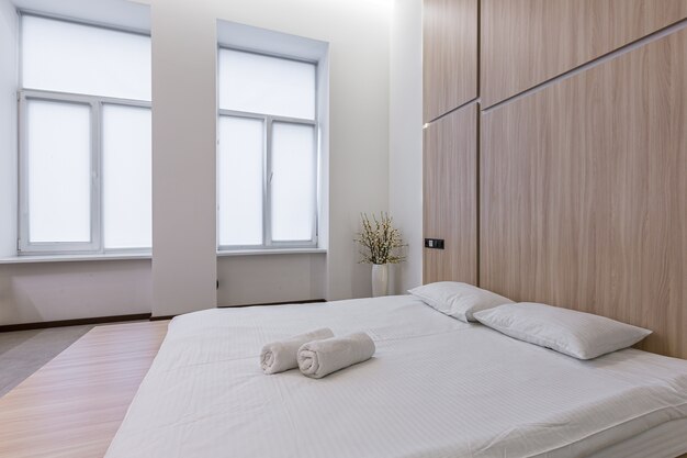 Fotografia interior, quarto moderno combinado com banheiro, em branco