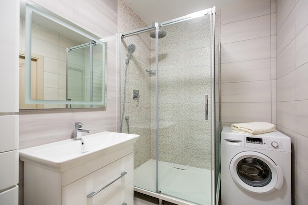 Fotografía de interiores, baño con hermosos azulejos modernos.