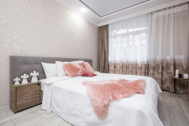 Fotografía de interiores dormitorio moderno en estilo blanco moderno con cama grande