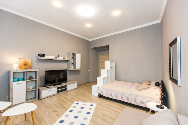 Fotografía de interiores, dormitorio moderno, con TV