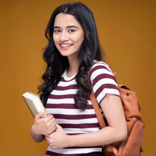 Fotografía de una joven estudiante sonriendo