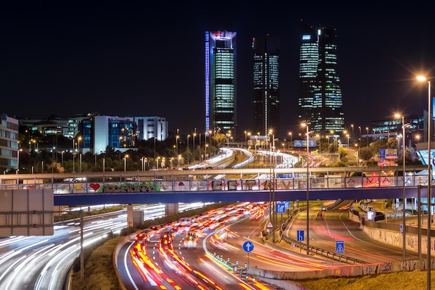 Fotografía de larga exposición sobre el tráfico en Madrid