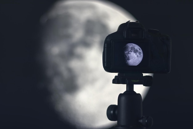 Fotografía de la luna. Cámara con trípode capturando la luna.