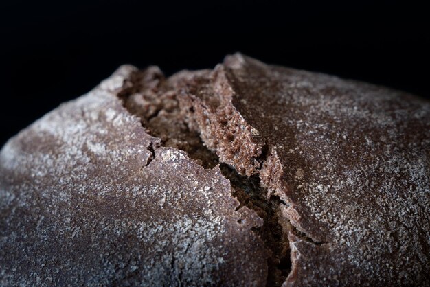 Fotografia macro abstrata de pão castanho com ruptura no topo como um desfiladeiro nas montanhas