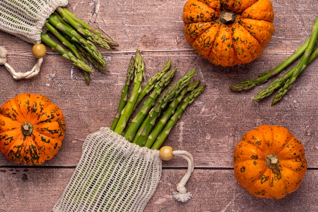 Fotografía macro de alimentos de espárragos crudos y calabaza