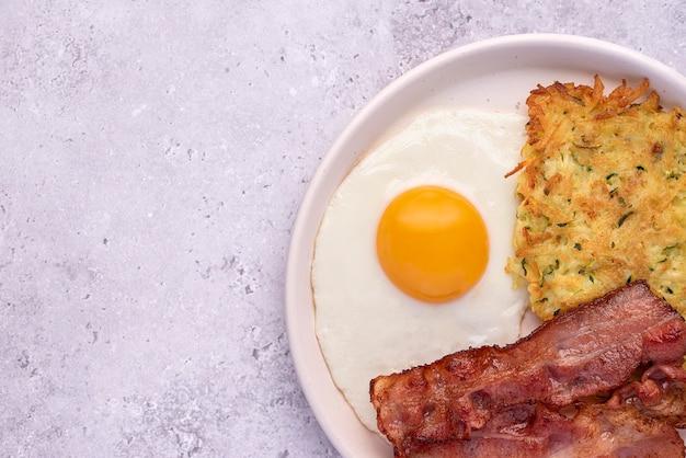 Fotografía macro de alimentos de huevo frito y tocino