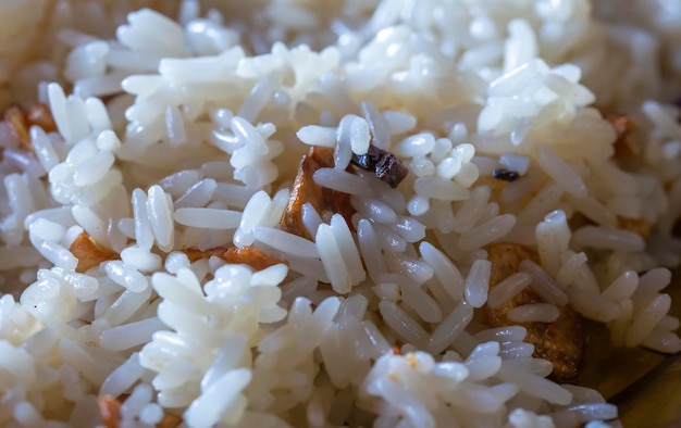 Fotografía macro de arroz blanco con ajo frito