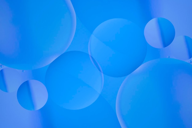 Fotografía macro con círculos gotas de aceite superficie del agua Fondo azul abstracto con burbujas de aceite