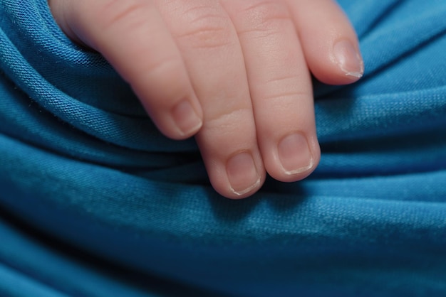 Fotografia macro da mão do recém-nascido