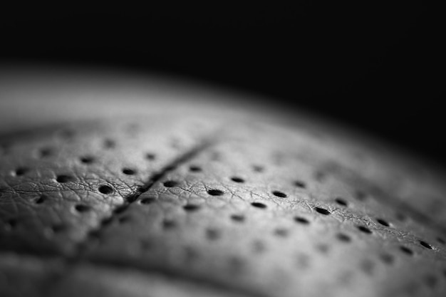 Fotografia macro de close-up de textura sintética de couro preto de fundo com linha de foco fina