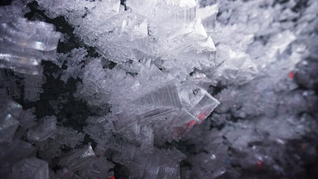 Fotografia macro de crescimentos de gelo em uma caverna