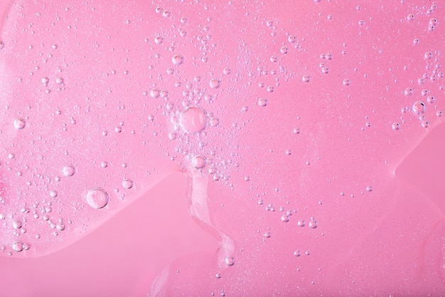 Fotografia macro de esfregaço borbulhante em fundo rosa framboesa