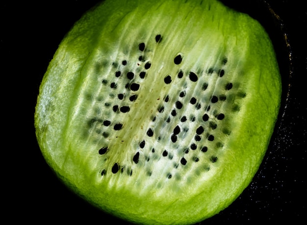 Fotografia macro de uma fatia de kiwi