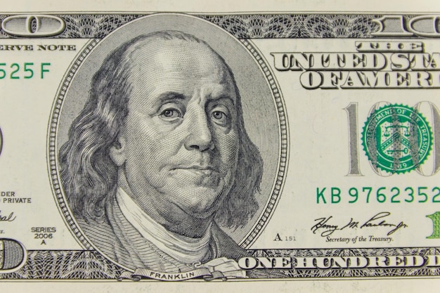 Fotografia macro de uma nota de cem dólares.