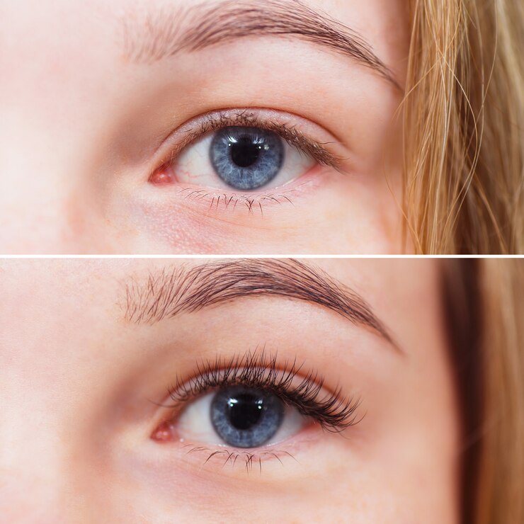 Fotografía macro del ojo femenino antes y después de la extensión de pestañas