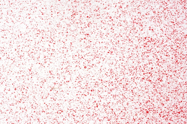 Fotografía macro de pintura en aerosol roja sobre papel blanco