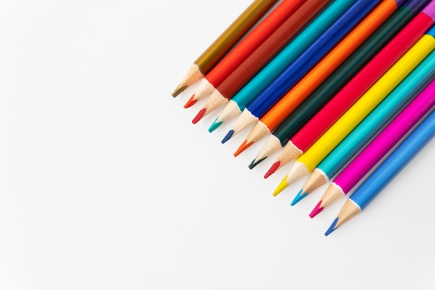 Fotografía macro de primer plano muchos lápices de colores para dibujar Lugar para una inscripción