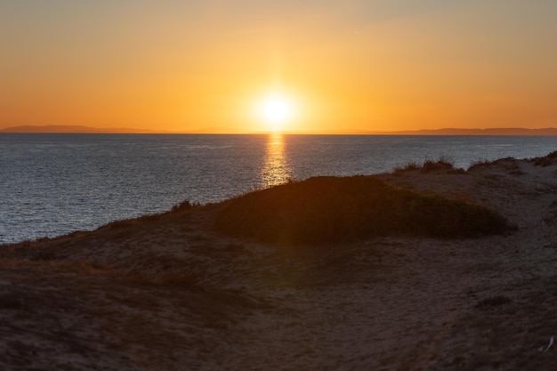 fotografia maravilhosa de um pôr-do-sol no mar com cores vermelhas