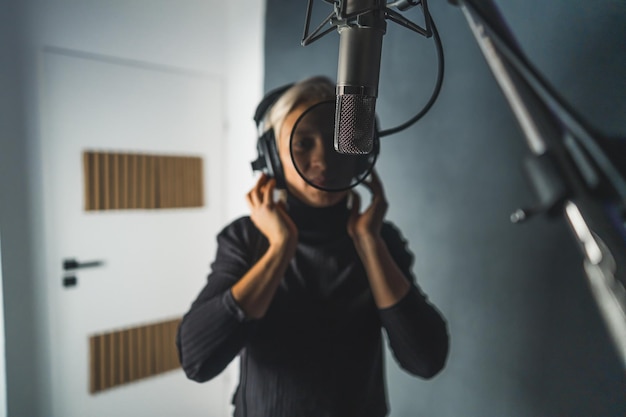 Foto fotografía media de una reportera trabajando en un estudio de podcasting