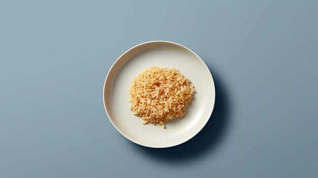 Una fotografía minimalista de comida colocada sobre un fondo de color sólido.