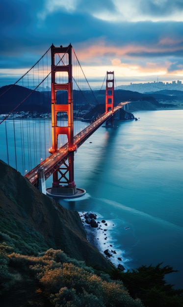 Fotografía mirando hacia el puente Golden Gate cubierto de niebla espesa