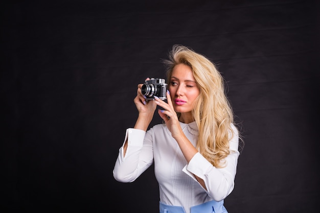 Fotografía, moda y - joven rubia tomando una foto