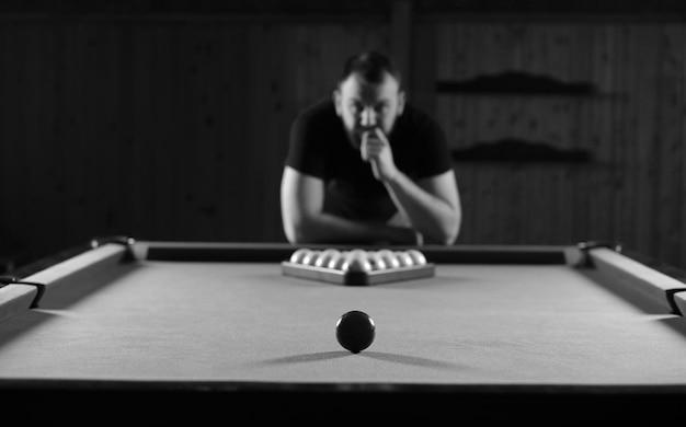 Fotografía monocroma de joven jugando al billar