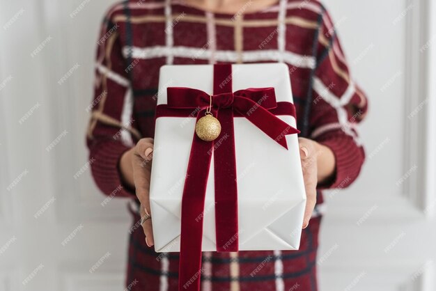 Foto fotografía de una mujer con un regalo blanco