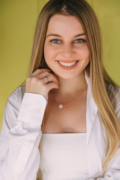 Fotografia na cabeça Retrato de uma garota feliz com sardas sorrindo