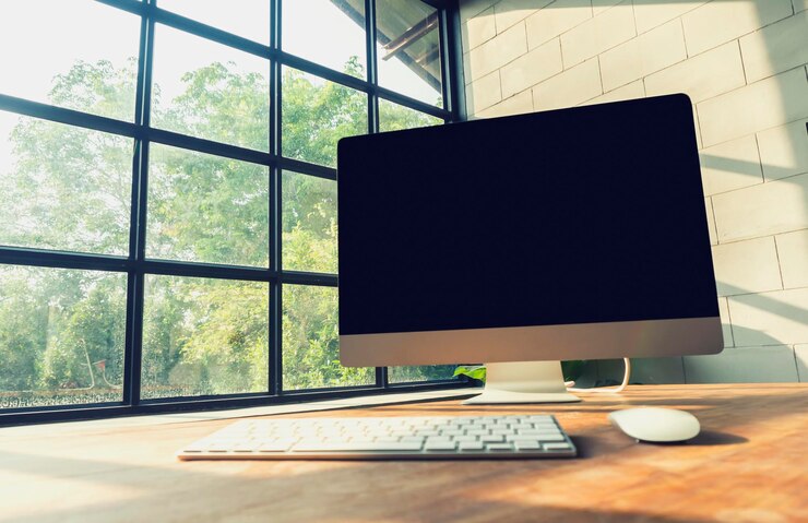 Foto fotografía a nivel de superficie de la computadora de escritorio en la mesa