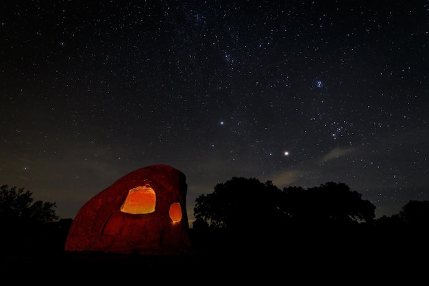 Fotografía nocturna en el Canchal de los Ojos en Piedras Albas. Extremadura. España.