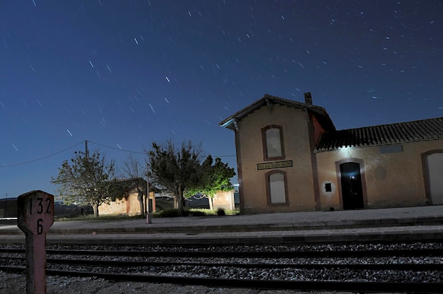 Fotografía nocturna en la estación de tren de darro granada