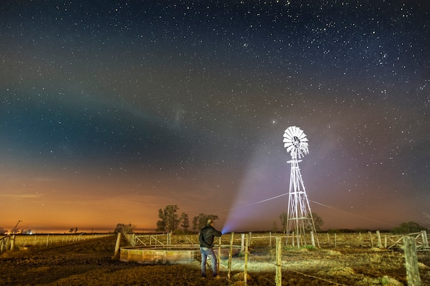 Fotografía nocturna de las estrellas en el campo.