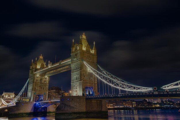 Fotografía nocturna del puente de la torre