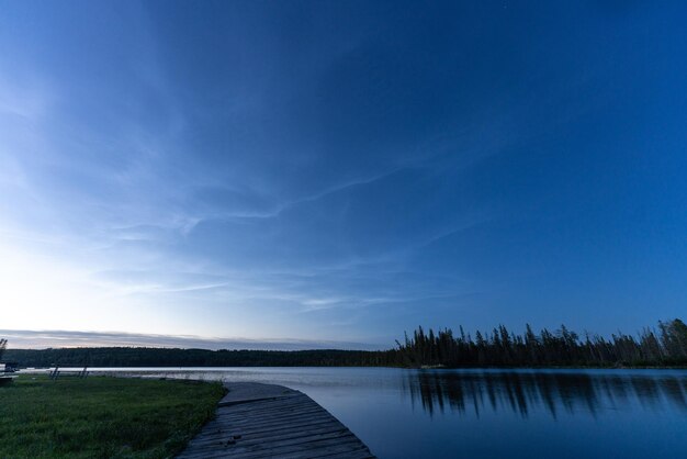 Fotografía nocturna de Waskesiu en el Canadá