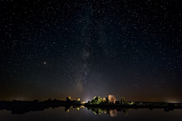 Fotografia noturna com Via Láctea na Área Natural de Barruecos.